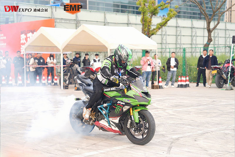 户外特技表演